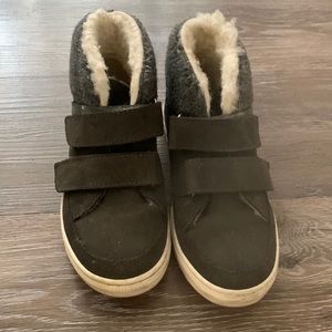 Stylish lined suede boots for boys